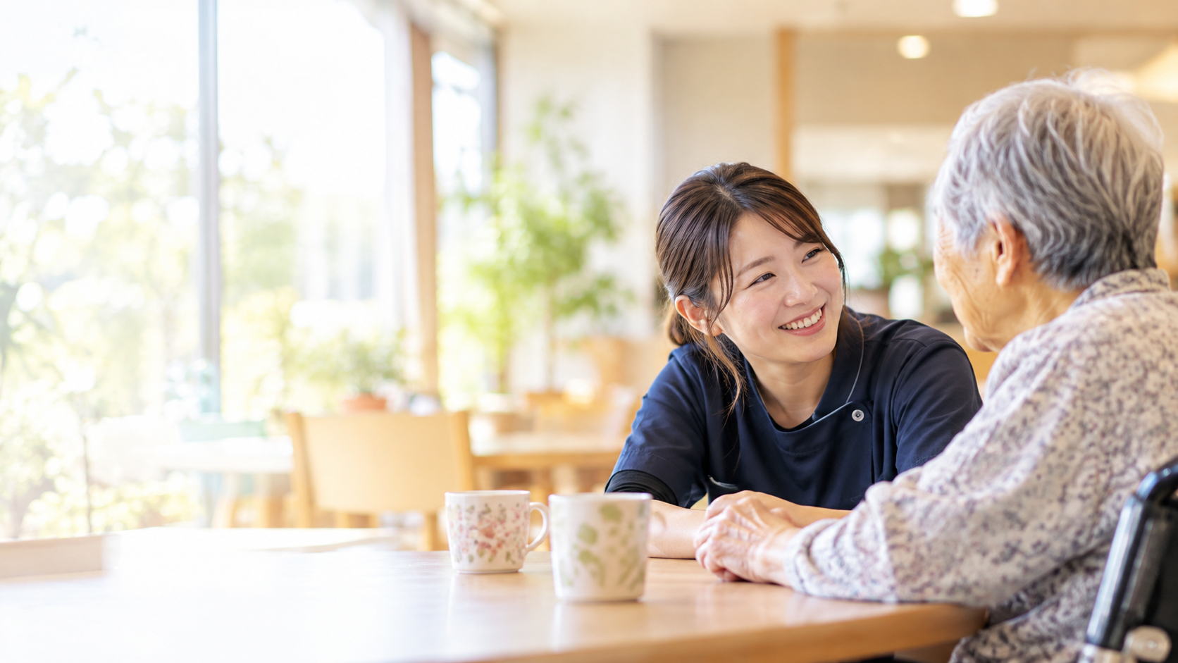 談笑する介護職員と利用者