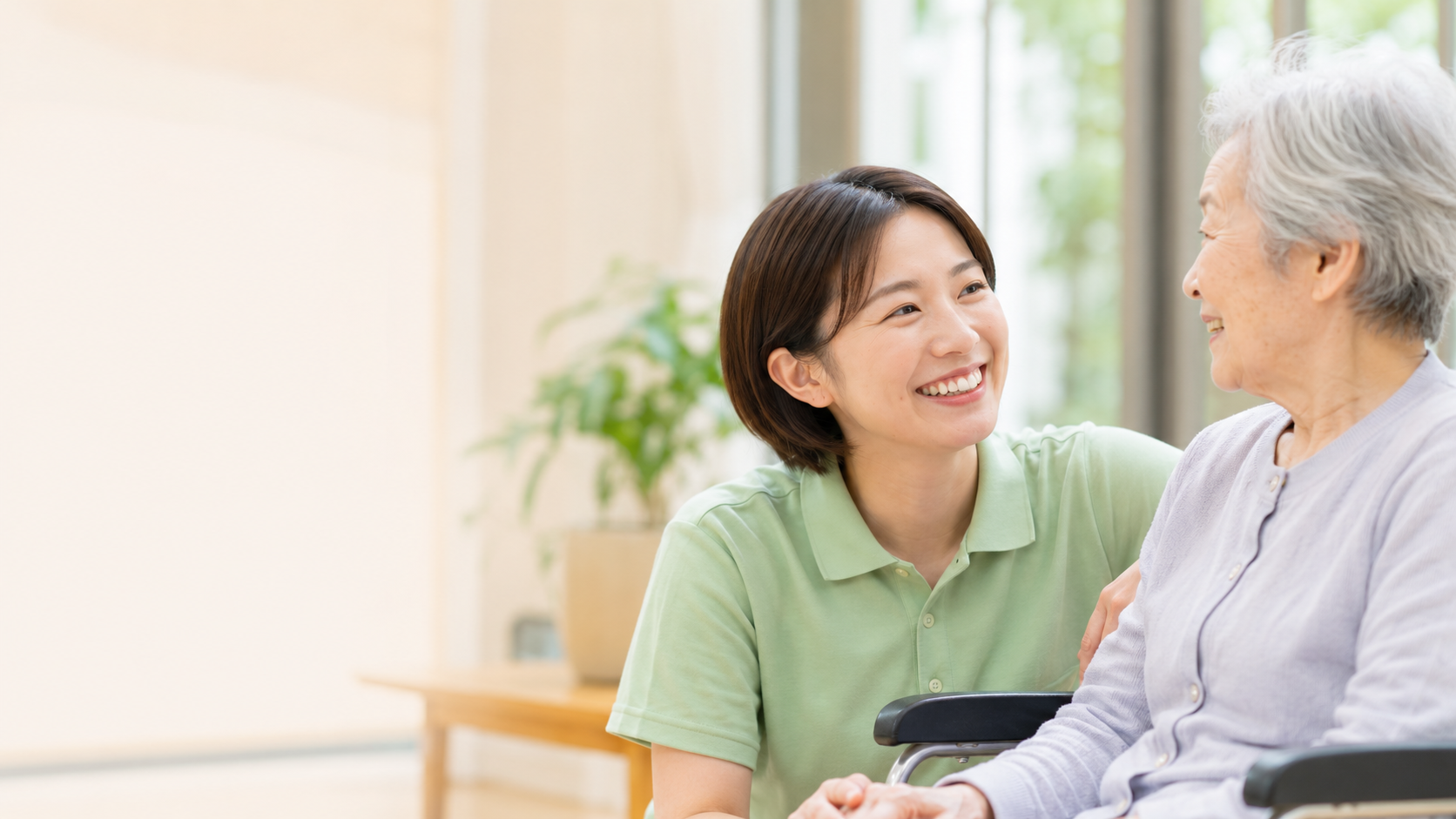 介護施設で利用者に寄り添う介護職員。介護職の価値と未来について考えるコラムのメインビジュアル