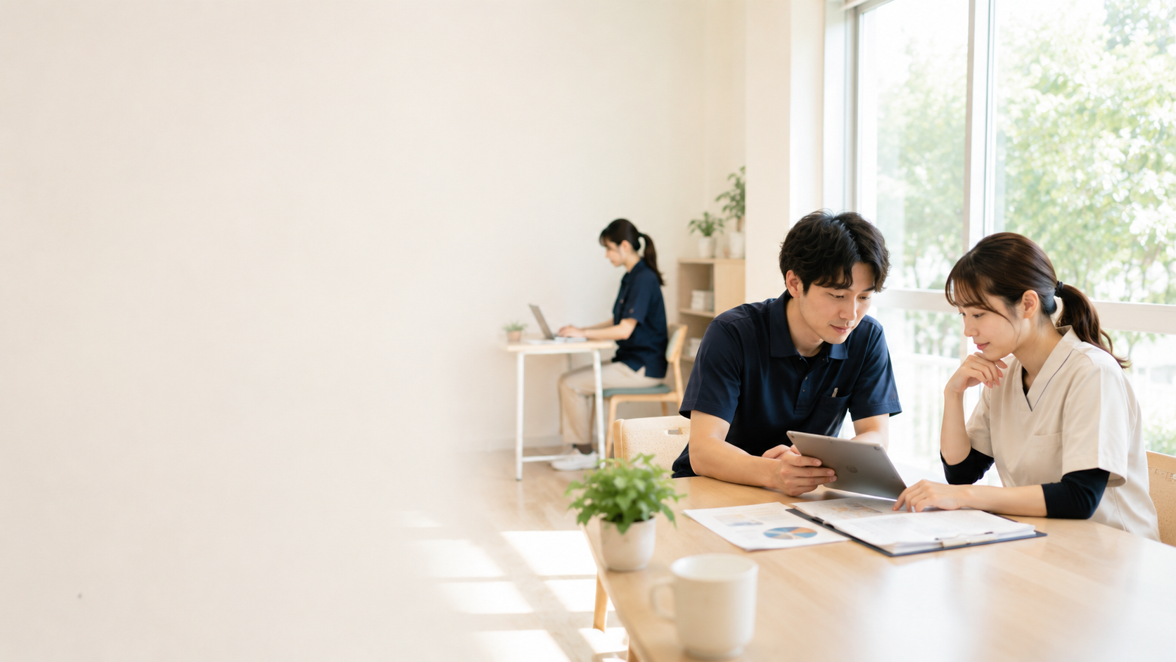 個々で仕事に打ち込む介護職員