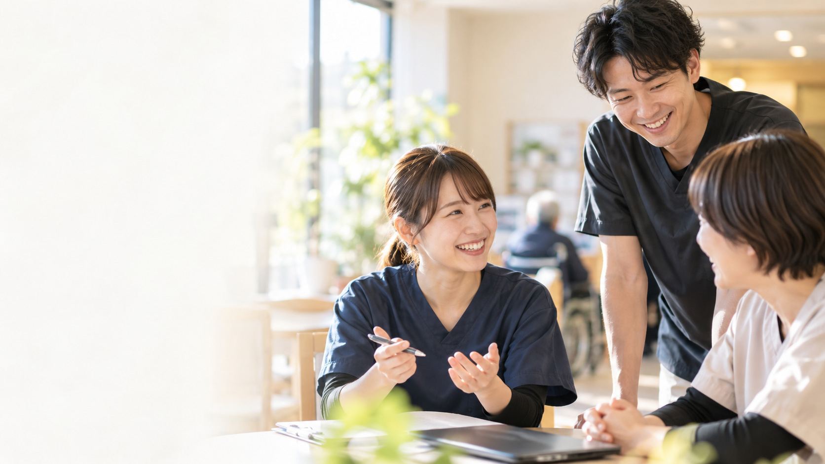 談笑する介護職員